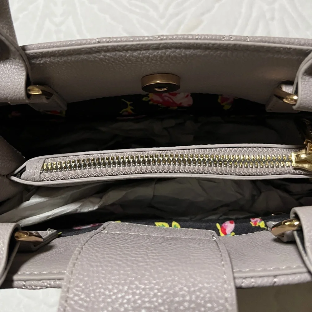 Betsey Johnson NWOTs Gray Heart Handbag. - Picture 9 of 10